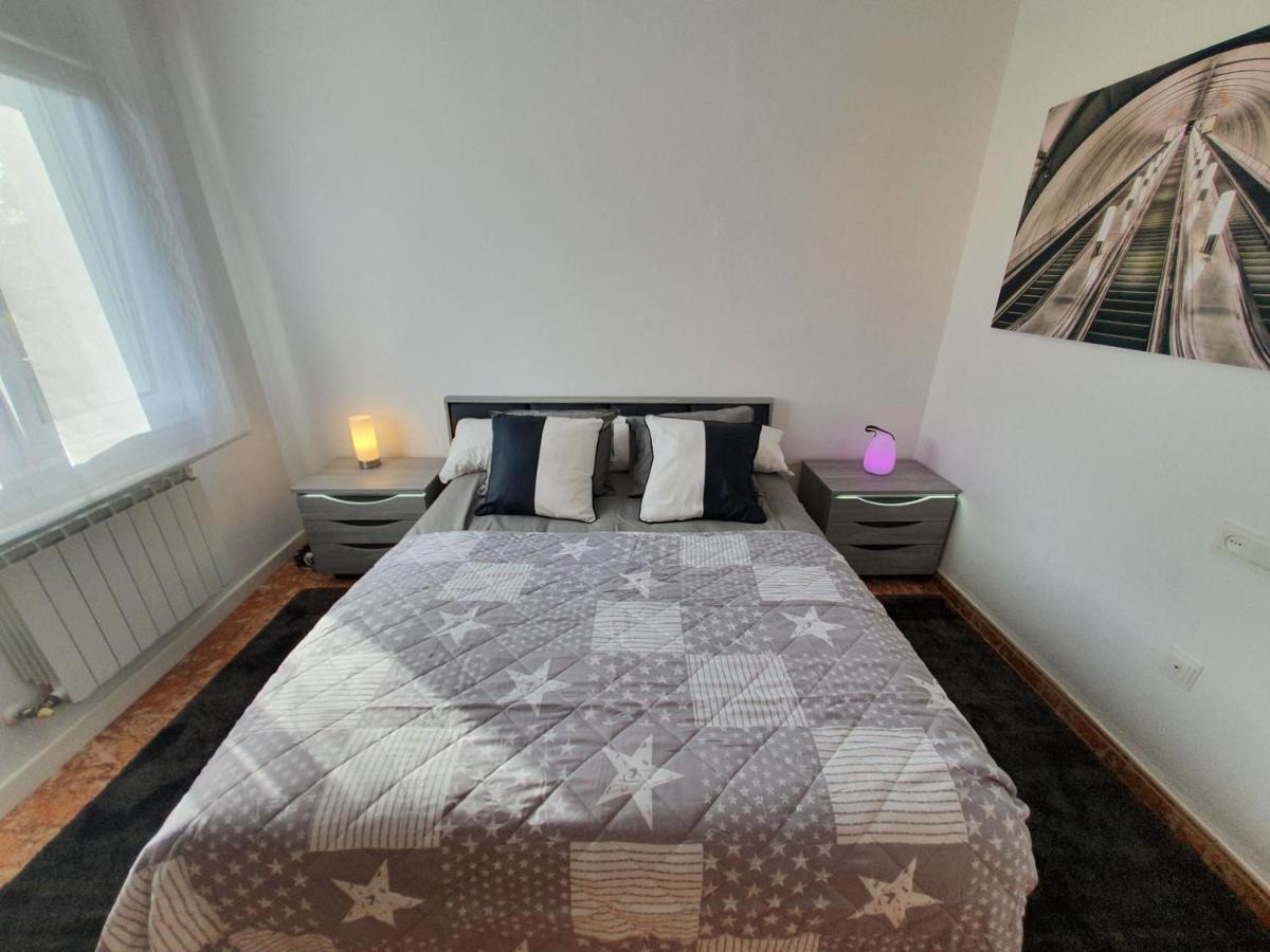Lola - Casa Con Futbolín-billar-diana - 6pax *