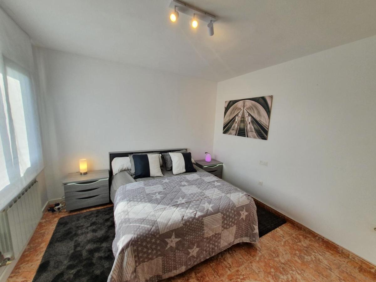 Lola - Casa Con Futbolín-billar-diana - 6pax *